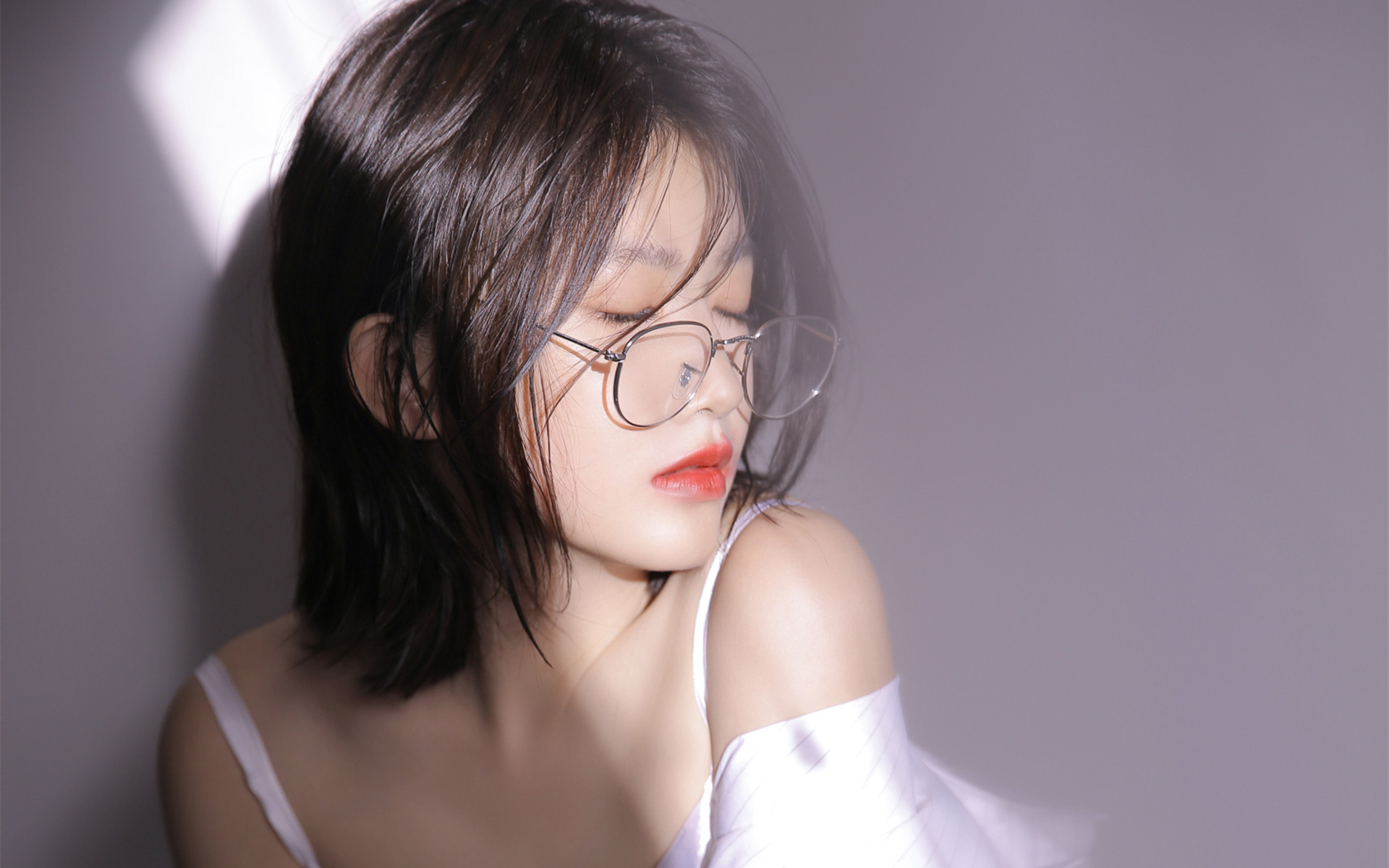 光影之间的纯氧之美 浅析氧气美女与私房写真中的松弛感美学